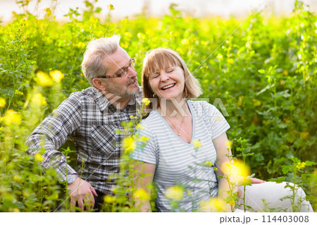 Elderly couple in blooming garden 114403008