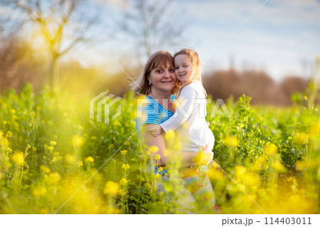 Mother and child in flower field 114403011