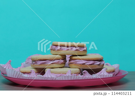 Cooked marshmallow sandwiches. They lie on plate. Next on the plate is a marshmallow of various sizes. Cooked marshmallow sandwiches. They lie on plate. Next on the plate is a marshmallow of various sizes. 114403211