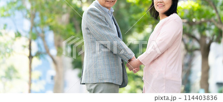 シニア夫婦 散歩 緑 後ろ姿 顔なし シニア夫婦 散歩 緑 後ろ姿 顔なし 114403836