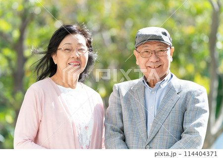 シニア夫婦　ポートレート　緑 114404371