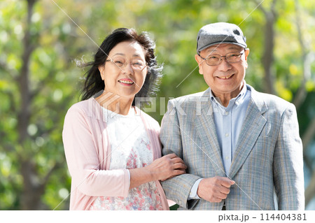 シニア夫婦　ポートレート　緑 114404381