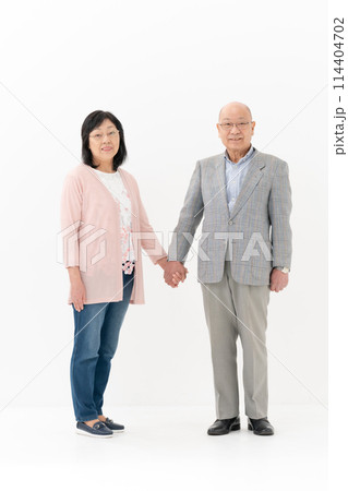 シニア夫婦　仲良し　手繋ぎ　全身　縦 114404702