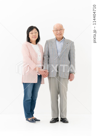 シニア夫婦　仲良し　全身　手繋ぎ　縦 114404710