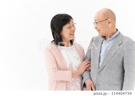シニア夫婦　仲良し　腕組み 114404739