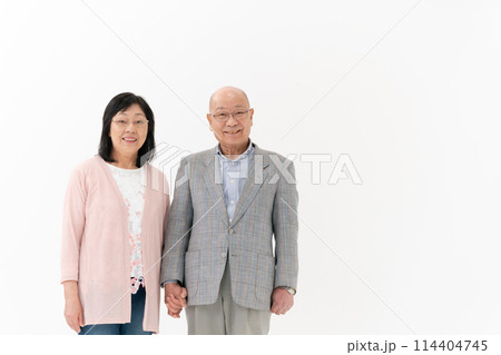 シニア夫婦 仲良し 手繋ぎ シニア夫婦 仲良し 手繋ぎ 114404745