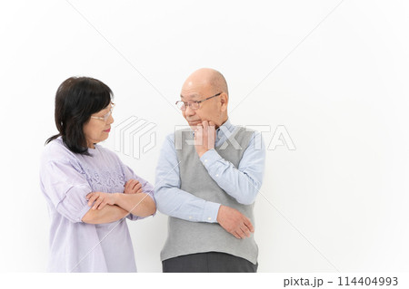 シニア夫婦　悩む 114404993