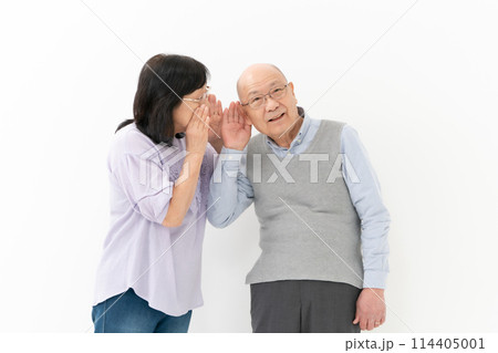 シニア夫婦 難聴 シニア夫婦 難聴 114405001
