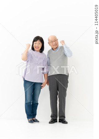 シニア夫婦　ガッツポーズ　全身　縦 114405019