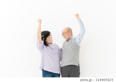 シニア夫婦　ガッツポーズ 114405023