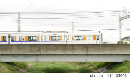 橋を渡る上り電車 橋を渡る上り電車 114405608