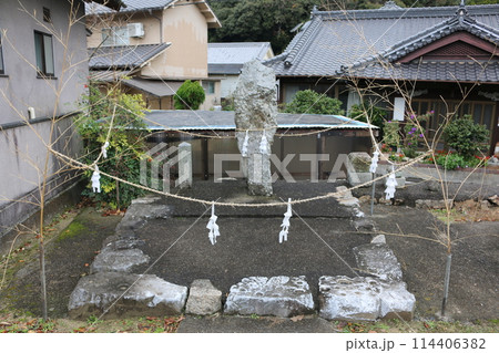 瀬戸内の島にあるメンヒル・盃状穴 瀬戸内の島にあるメンヒル・盃状穴 114406382