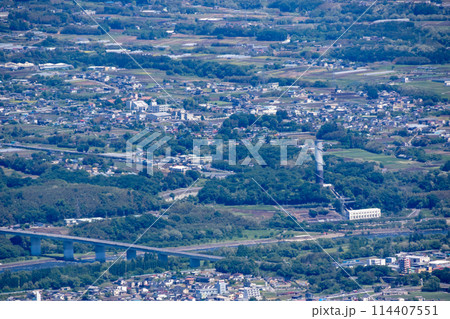 伊香保森林公園つつじヶ丘休憩所の展望台から見る佐久発電所 114407551