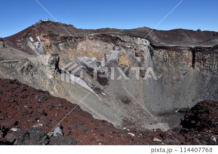 富士山頂上、火口の中を覗く 114407768