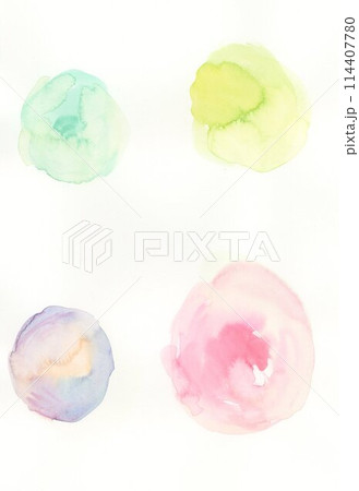 にじんでぼやけたカラフルな円形の水彩画素材 114407780