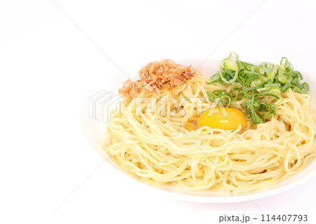 釜玉ラー　釜揚げ　玉子　ラーメン　新しい食べ方　明るい背景 114407793