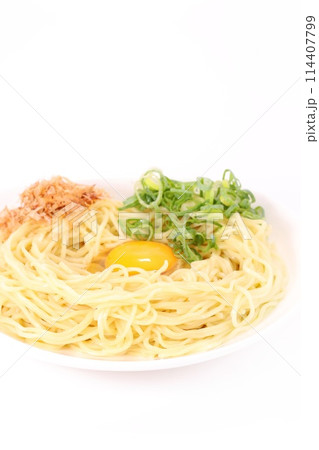 釜玉ラー　釜揚げ　玉子　ラーメン　新しい食べ方　明るい背景 114407799