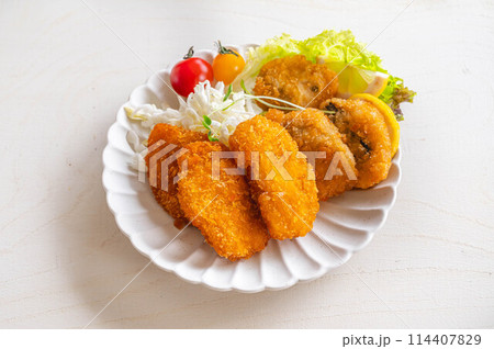チーズチキンカツとアジと大葉のフライ チーズチキンカツとアジと大葉のフライ 114407829