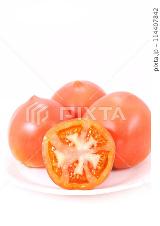 中くらいのサイズのトマト カット 断面 明るい背景 中くらいのサイズのトマト カット 断面 明るい背景 114407842