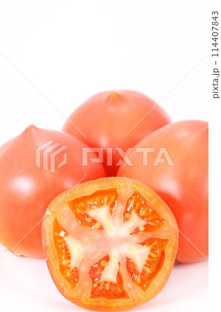 中くらいのサイズのトマト　カット　断面　明るい背景 114407843