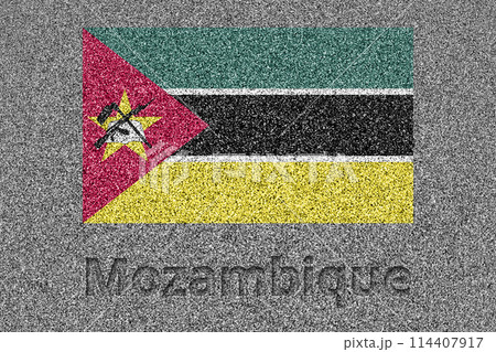 石板の上に描かれたモザンビークの国旗と、掘ったような「Mozambique」の文字 114407917
