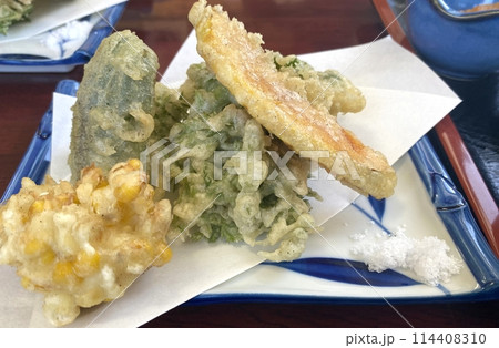 【そば･ご当地グルメ】信州･長野の名物手打ちそばと山菜の天ぷら(天ぷら･アップ) 114408310