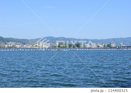 春の琵琶湖と新緑の山並みの風景 春の琵琶湖と新緑の山並みの風景 114408325