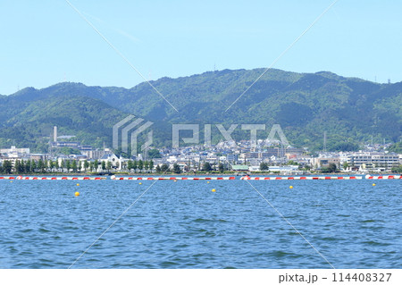 春の琵琶湖と新緑の山並みの風景 春の琵琶湖と新緑の山並みの風景 114408327