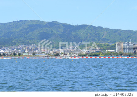 春の琵琶湖と新緑の山並みの風景 春の琵琶湖と新緑の山並みの風景 114408328