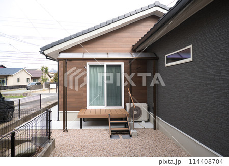 住宅イメージ　ウッドデッキとテラス 114408704