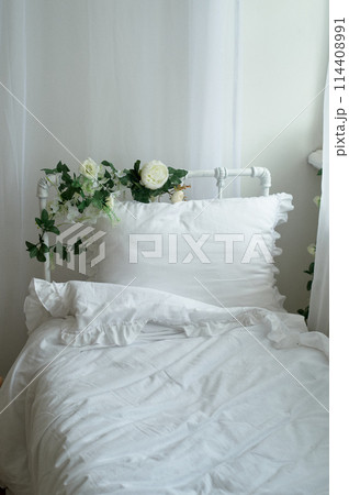 Rustic bed with flowers, white cotton linen. Metal Frame. Rustic bed with flowers, white cotton linen. Metal Frame. 114408991