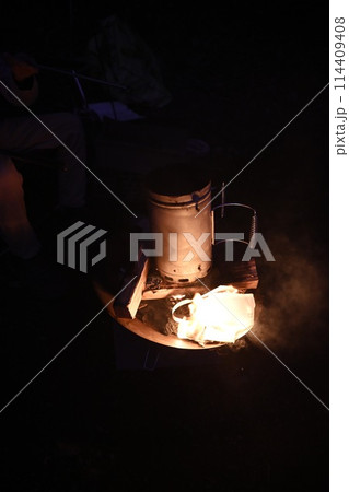 キャンプでの焚き火 キャンプでの焚き火 114409408