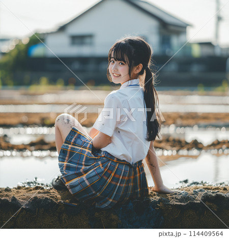 校庭に座る学生 114409564