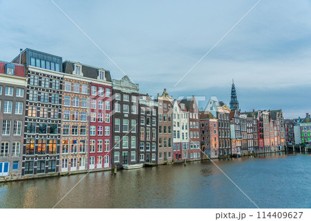オランダ　アムステルダム　ダムラックの夕暮れ 114409627