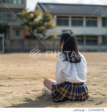 校庭に座る学生 114409939