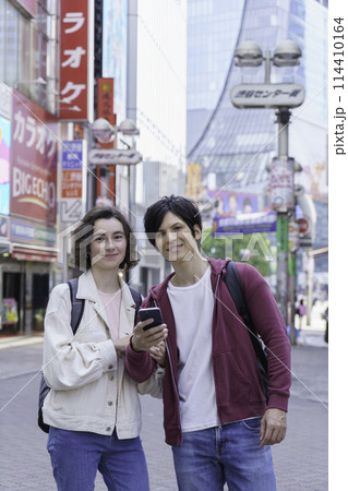 インバウンド　渋谷の街を観光する外国人カップル　縦位置 114410164