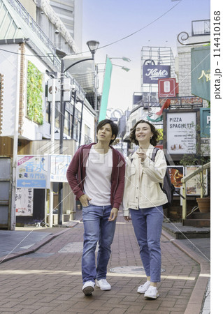 インバウンド　渋谷の街を観光する外国人カップル　縦位置 114410168