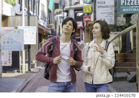 インバウンド　渋谷の街を観光する外国人カップル 114410170