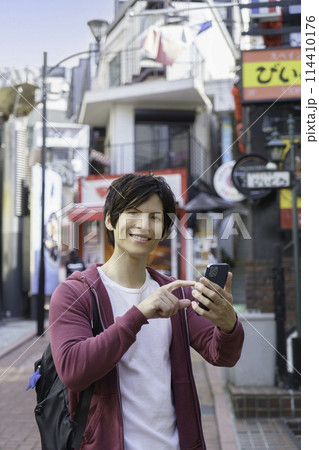 インバウンド　渋谷の街を観光する外国人男性　縦位置 114410176