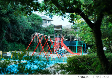 緑に囲まれた公園 緑に囲まれた公園 114410388