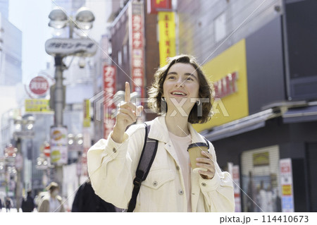 インバウンド 渋谷の街を観光する外国人女性 インバウンド 渋谷の街を観光する外国人女性 114410673