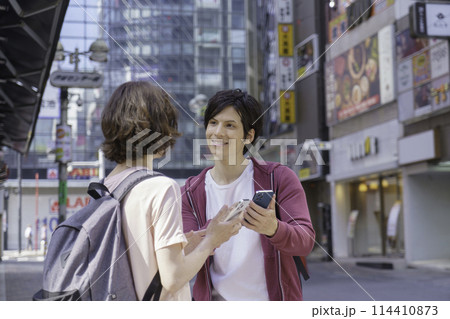 インバウンド　渋谷の街を観光する外国人カップル 114410873