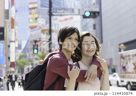 インバウンド 渋谷の街を観光する外国人カップル インバウンド 渋谷の街を観光する外国人カップル 114410874