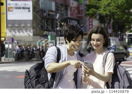 インバウンド　渋谷の街を観光する外国人カップル 114410879