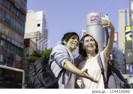 インバウンド　渋谷のスクランブル交差点で自撮りをする外国人カップル 114410880