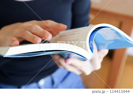 読書をする女性の手元 読書をする女性の手元 114411044