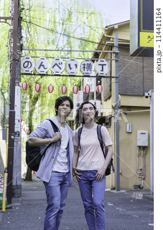 インバウンド　渋谷の街を観光する外国人カップル　縦位置 114411164