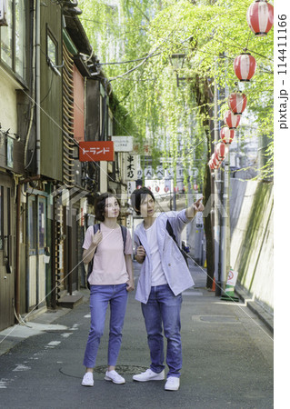 インバウンド　渋谷の街を観光する外国人カップル　縦位置 114411166