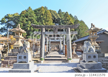 福岡県嘉麻市の筑前一の宮北斗宮参道と鳥居 福岡県嘉麻市の筑前一の宮北斗宮参道と鳥居 114411570