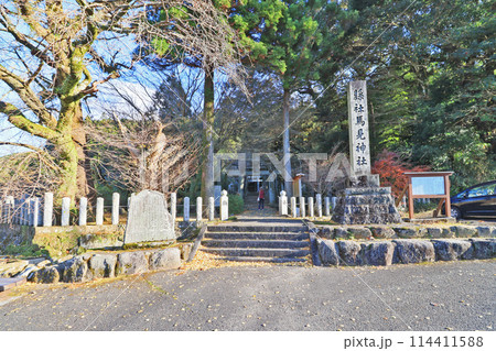 福岡県嘉麻市の高台にある県社馬見神社参道 114411588